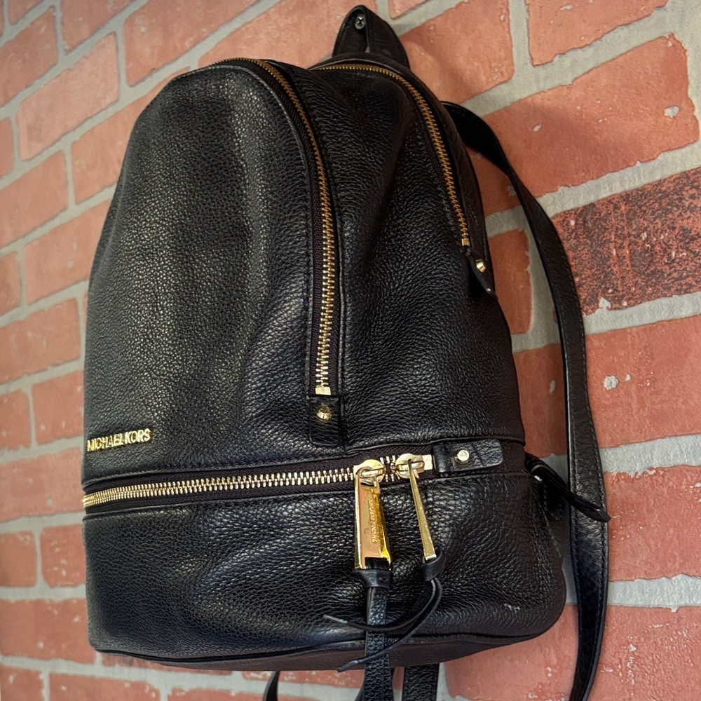 MICHAEL Michael Kors
BLACK LEATHER MEDIUM RHEA BACKPACK - Picture 4 of 12